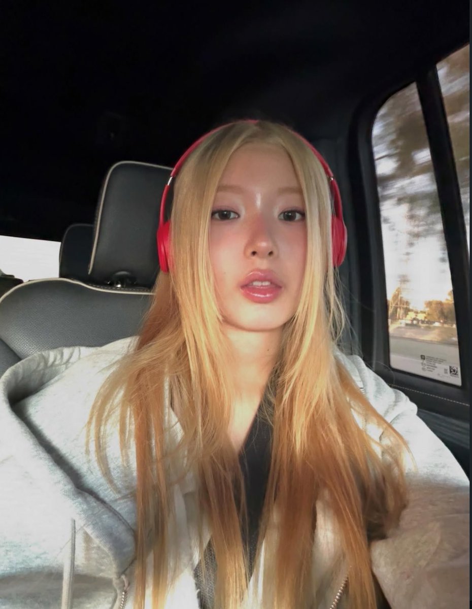 KatseyeES's tweet photo. 📸 | Actualización en el Instagram de #YOONCHAE @/y0on_cha3

🎵: CORTIS - REDRED

“mis cascos son rojos rojos”

#KATSEYE @katseyeworld https://t.co/KYJuJrm8bP