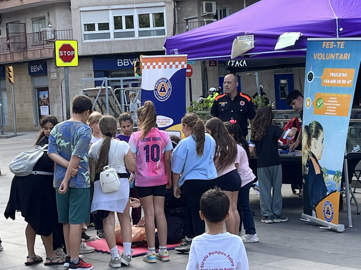 AdrianencaPC's tweet photo. 👉 Semana intensa de preventivos, formación y prácticas 🚑 Urbaser, Aprodisa, Cantada Escolar, fiesta en Pl. Vila con RCP, formación ISPC, prácticas de motobombas y preventivo #Inuncat.
💙 Siempre al servicio de nuestros vecinos. @AjSantAdria https://t.co/sMhIjFKEkg