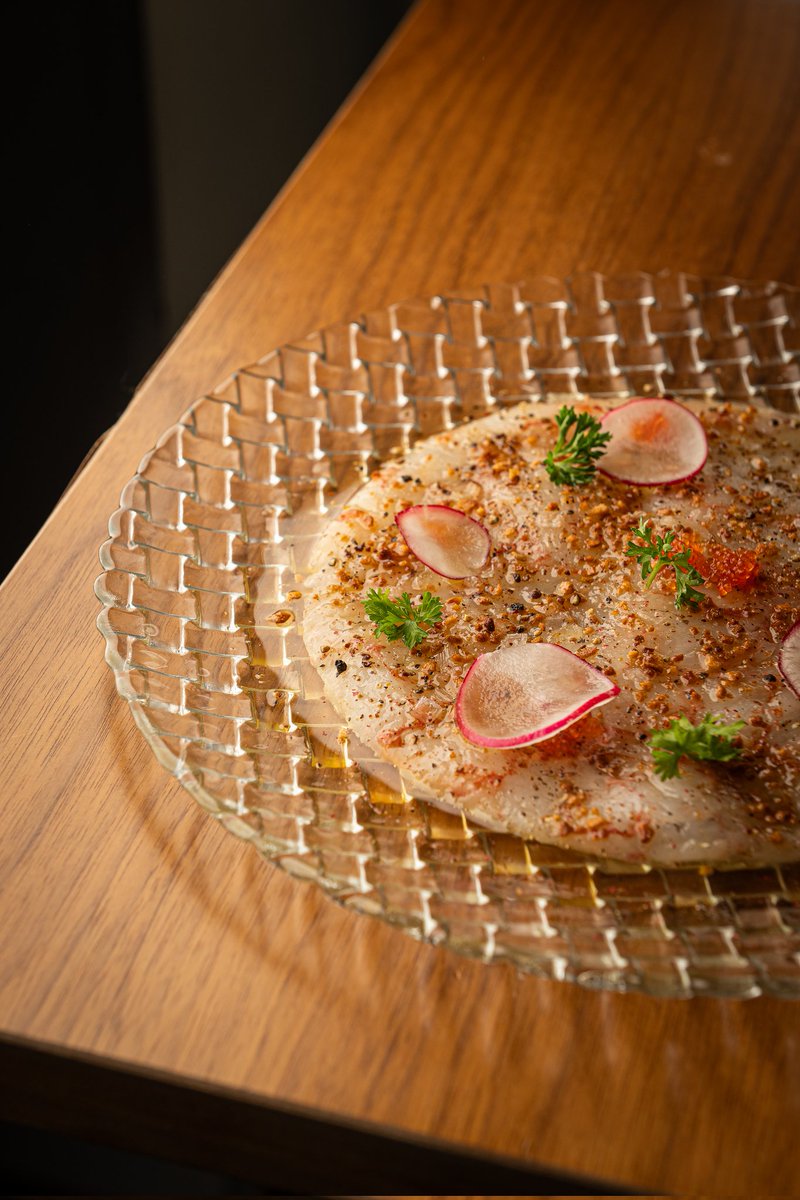 Surtopia's tweet photo. Nuestro carpaccio de gamba blanca de Sanlúcar con ajillo al estilo Bajo de Guía es uno de esos platos que nunca fallan ni pasan de moda.

Lo elaboramos a mano, pieza a pieza, respetando el producto y el proceso, para conseguir un resultado tan delicado como espectacular. https://t.co/OeDI7FqT6f