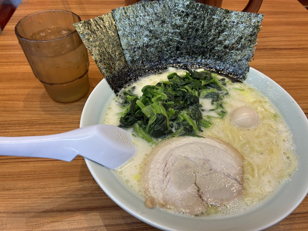 tomiko1972's tweet photo. #魂心家 
#北斗の拳 
#ジャギ像 
#佐久平 
本日は佐久平へ行き北斗の拳のジャギ像を見たり、マンホール探しをしたりして、お昼に魂心家さんへ行き今日は塩味ほうれん草トッピングで頂きました❣️
佐久は割と近かったので又行きたいと思います👍 https://t.co/ZnVqKIJPBu