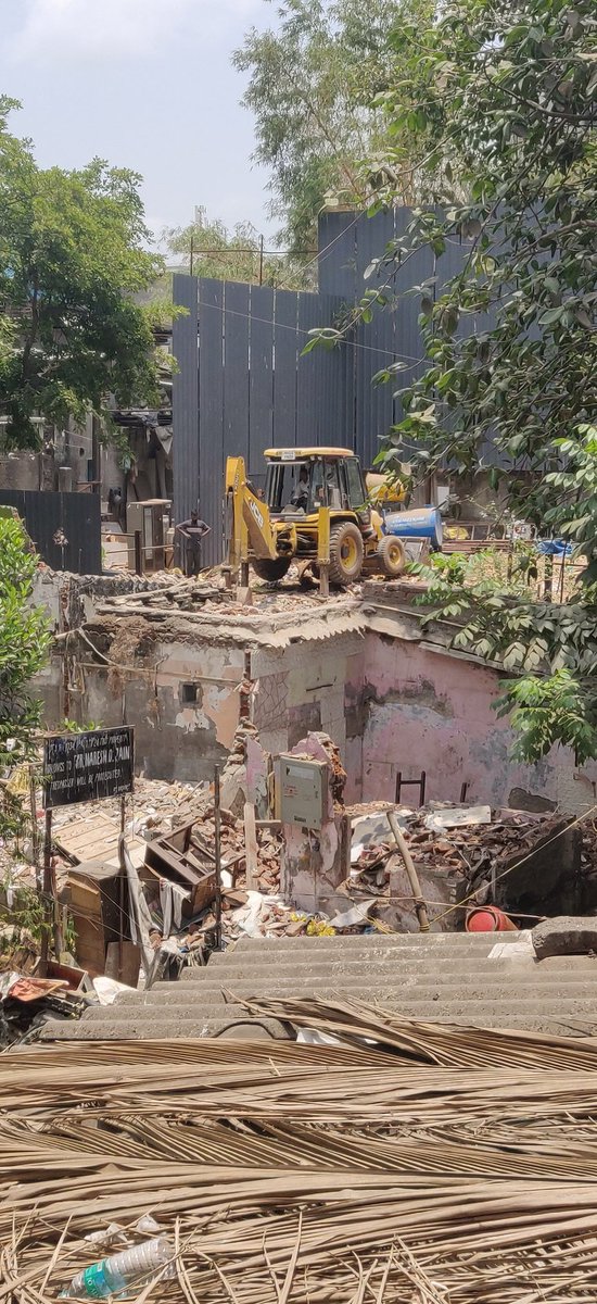 shivsena71's tweet photo. @mybmcwardKW @mybmc @Santacruz_PS प्रभाग क्रं.७१,CTS no.1034,मांगेलवाडी,जुहू तारा रोड, सांताक्रूझ(प),मु-४९ या ठिकाणी महापालिकेच्या परवानगी न घेता भराव टाकण्यात येत आहे,त्यामुळे मोठ्या प्रमाणात धूळ,माती उडत असून प्रदूषण होत आहे,तात्काळ काम बंद करावे,विनंती https://t.co/LMTtVTqJkj