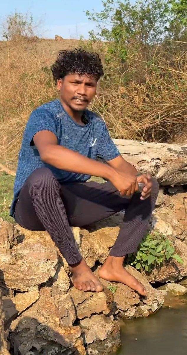 Pushpendra_yji's tweet photo. ये हैं शिवा, ग्राम धनगाँव,जिला मंडाला,मध्यप्रदेश। 

इनके गांव में पीने का साफ पानी नहीं था
लोगों को गंदा पानी पीना पड़ता था। 

इन्होंने इंस्टा पर वीडियो बनाई और समस्या बताई जिसे 5cr लोगो ने जनअभियान में बदल दिया। 

✌अब प्रशासन की आँख खुल गयी है और साफ पानी का काम शुरू हो गया है। https://t.co/t4J14aLStf