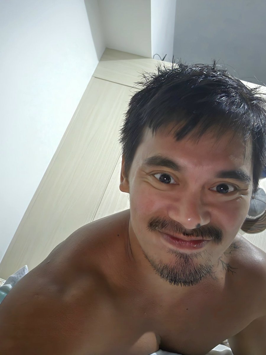iamUrKC's tweet photo. Before mag sleep. 
Buhay ng single. Haha https://t.co/B5o71XMznP
