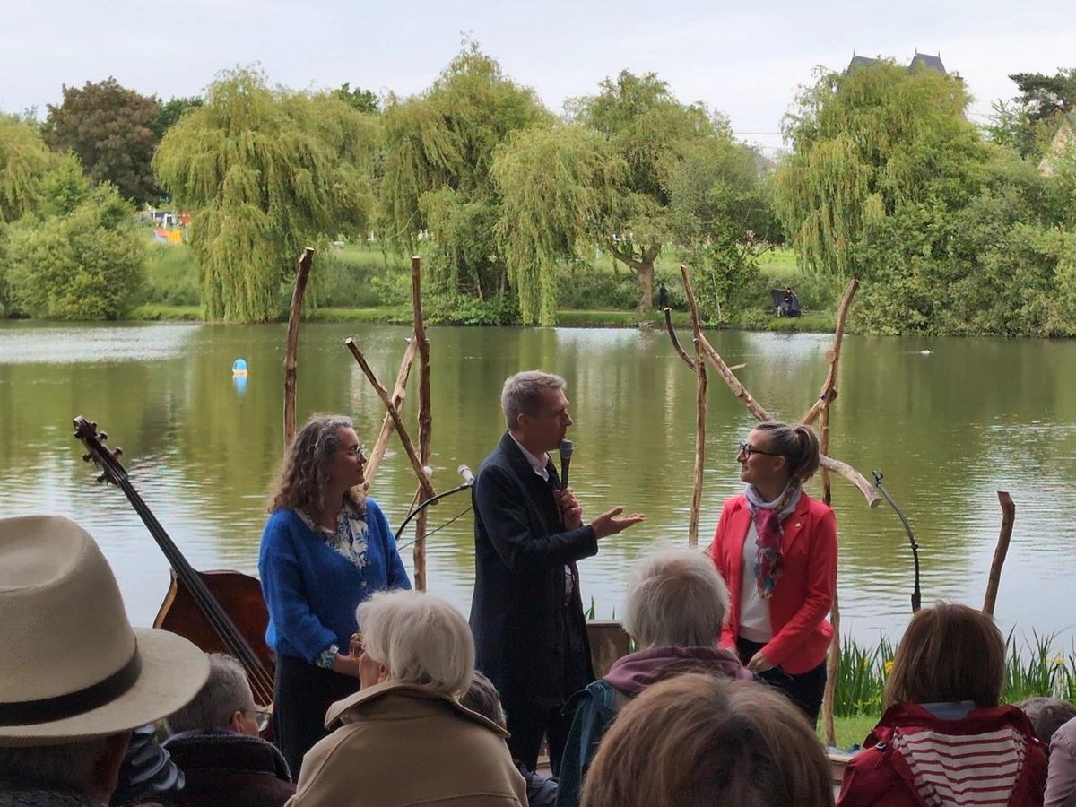 MayenneCulture's tweet photo. 🐚🌿 Hier au port de Changé s'est joué Dérive, le prélude de la 53e édition du festival Les nuits de la Mayenne. 
Un concert-récit incarné par Morgane Labbé et Claire Laurent (Simya Productions) contant l'épopée d'Ulysse et les figures mythologiques ayant croisé son chemin 🗡️ https://t.co/0mHW50ZosK