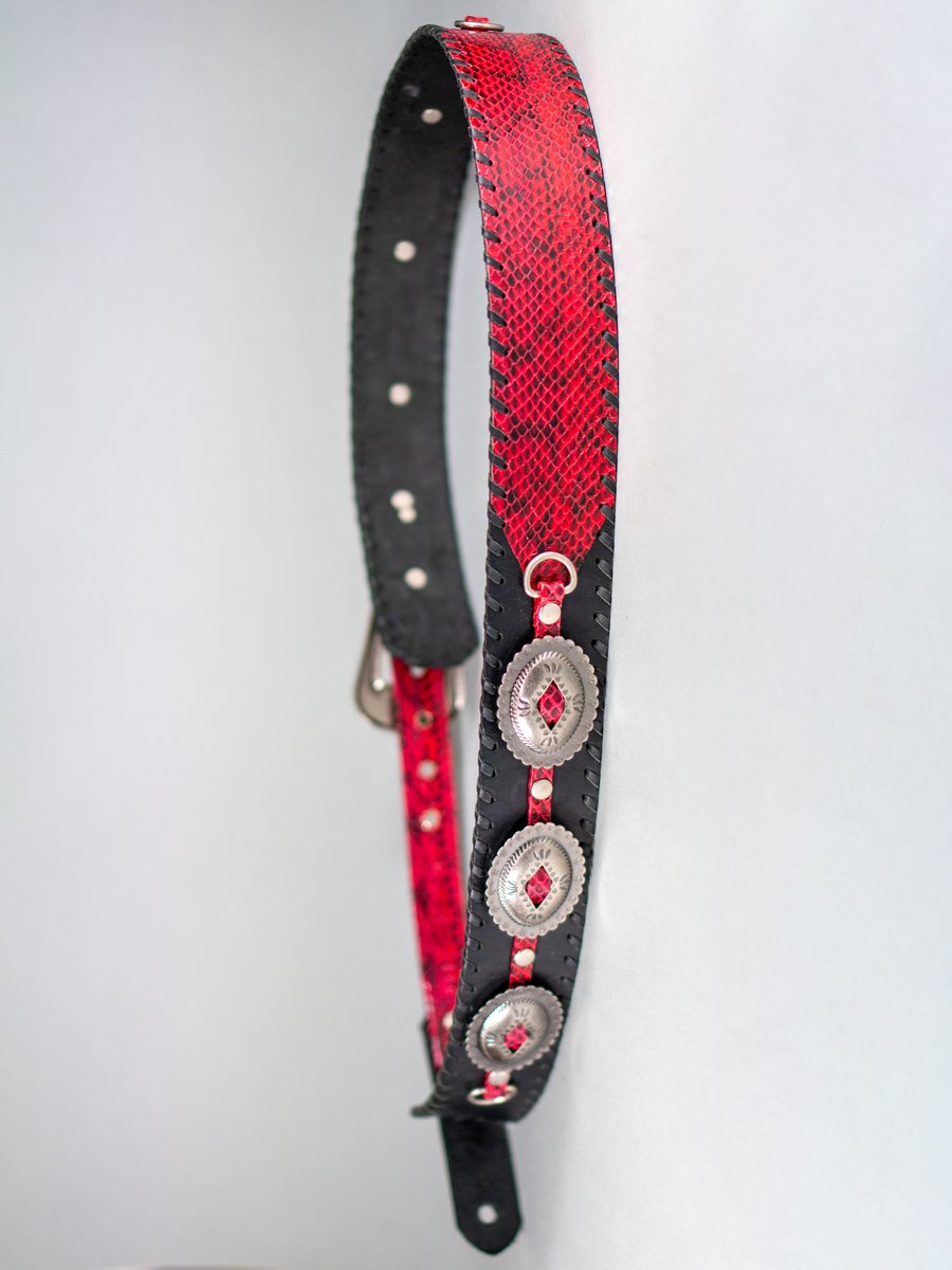 ehstore's tweet photo. ＼
アメリカン・インディアンDruが制作する
本皮のハンドメイド・ギター・ストラップ
発売中です
／

写真は
・真ん中に赤のヘビ皮、
・両端に3連のコンチョ
の
P Redです。

他にも色々あります
どうぞよろしくお願いいたします

https://t.co/S8KEZUseUp https://t.co/5hDPAXvXC2