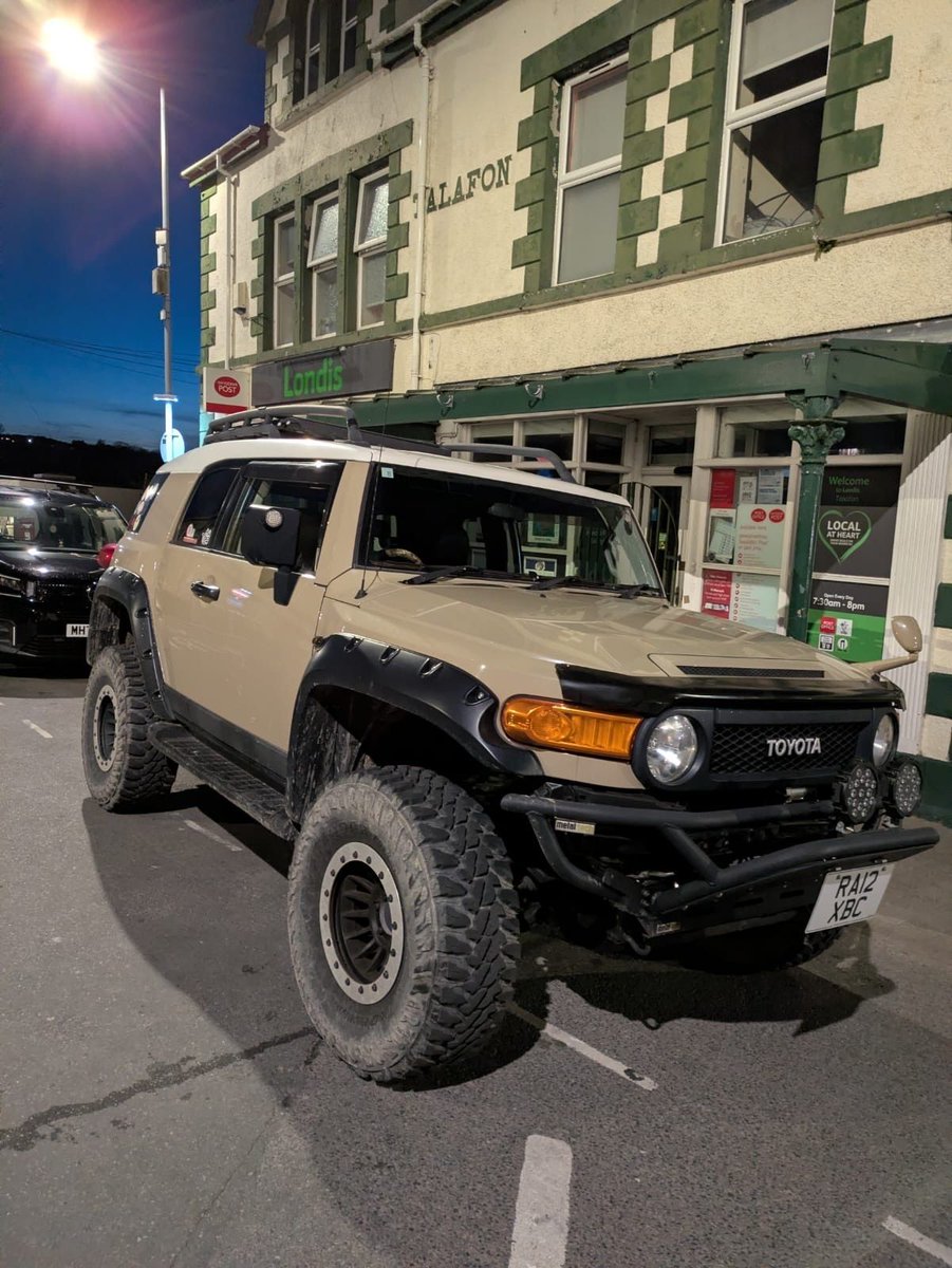 ShropsArchitect's tweet photo. Toyota FJ Cruiser in beige
#CarTwitter #ACTCP #CarSpotting https://t.co/RK2tBGJxe2