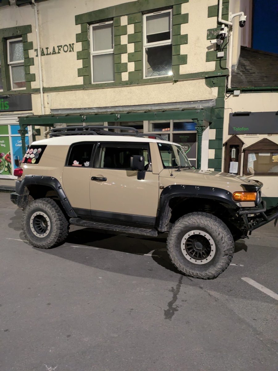 ShropsArchitect's tweet photo. Toyota FJ Cruiser in beige
#CarTwitter #ACTCP #CarSpotting https://t.co/RK2tBGJxe2