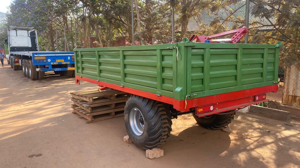 TorotoroRW2020's tweet photo. Tractor,disc harrow and a trailer for sale.
Tractor: 100HP needs 27millions Frw
Disc harrow: 8 millions Frw
Trailer: 5 tons capacity needs 7 millions Frw
Contact me: +250 722059303
@MunezeroCedk @diharagirimana @rwandasales @Nyerere64278440 https://t.co/DqOKB3pMWS