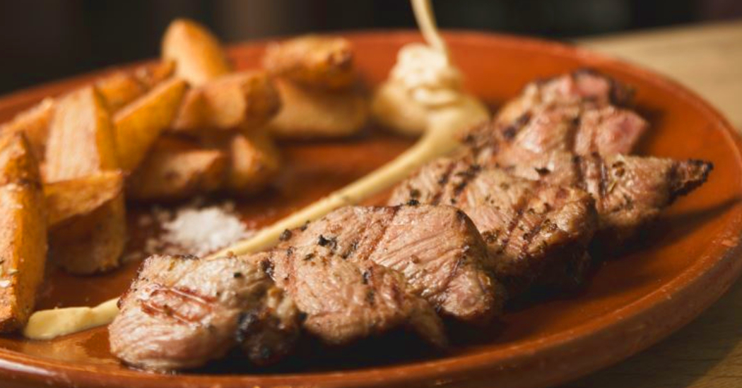 Oferplan_ABCse's tweet photo. 🥩 Ubicado en el corazón de Sevilla, su cocina "Berraca" propone platos llenos de sabor y pasión, a precios accesibles, para que todos se sientan bienvenidos en este hogar. Un lugar donde cada visita es un motivo para volver. #SevillaHoy #Gastronomía 
➡️https://t.co/WuOYmgGpgE https://t.co/Svzm4vKAEX