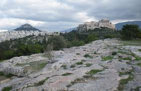 florentiafl's tweet photo. Βρισκόμαστε στην Εκκλησία του Δήμου, στην Πνύκα. Ο Δημοσθένης ξανανεβαίνει στο βήμα.
Η Αθήνα βρίσκεται σε θανάσιμο κίνδυνο, καθώς ο Φίλιππος ο Μακεδόνας επεκτείνεται ραγδαία. Ο μεγάλος ρήτορας αρχίζει να μιλάει με πάθος για την ανάγκη οργάνωσης στρατού, για τη χρηματοδότηση των τειχών και για τις θυσίες που πρέπει να γίνουν...
Μάταια όμως. Το κοινό βαριέται...
Οι Αθηναίοι πολίτες κάτω από το βήμα αφαιρούνται, ψιθυρίζουν μεταξύ τους, γελούν και δείχνουν να μην συναισθάνονται τον κίνδυνο. Η πολιτική και στρατιωτική ανάλυση τους φαίνεται στεγνή και κουραστική. 
Ο Δημοσθένης τότε σταματά απότομα την ομιλία του για τον πόλεμο, αλλάζει τελείως το ύφος και τον τόνο της φωνής του, παίρνει και ένα ονειροπόλο ύφος και αρχίζει να μιλά με απίστευτο ενθουσιασμό για κάτι εντελώς άσχετο: τη διοργάνωση των επόμενων μεγάλων γιορτών της πόλης, των Διονυσίων και των Παναθηναίων.
Με κάθε λεπτομέρεια, αρχίζει να περιγράφει πώς πρέπει να στηθεί ο χορός, ποιοι θα είναι οι χορηγοί, πώς θα ντυθούν οι ηθοποιοί, πώς θα μοιραστούν οι ρόλοι στα θεατρικά έργα και πώς θα ρυθμιστεί η παραμικρή λεπτομέρεια της γιορτής.
Το αποτέλεσμα; Μαγικό! Μέσα σε λίγα δευτερόλεπτα, στην Πνύκα επικρατεί απόλυτη σιωπή. Οι Αθηναίοι "τεντώνουν τα αυτιά τους". Το κοινό που πριν νύσταζε, τώρα τον κοιτάζει μαγεμένο, διψώντας να ακούσει κάθε λεπτομέρεια για το πανηγύρι και το θέαμα.
Μόλις ο Δημοσθένης βλέπει ότι έχει πλέον την απόλυτη και προσοχή τους, κάνει τη μεγάλη ανατροπή. Το πρόσωπό του σκοτεινιάζει, η φωνή του γίνεται βροντερή και ξεσπά με οργή:
"Είναι ντροπή για την πόλη! Για τους χορούς, τα θέατρα και τα πανηγύρια είστε όλοι αυτιά! Εκεί ξοδεύετε αμύθητα ποσά και δεν αφήνετε τίποτα στην τύχη, οργανώνοντας τα πάντα με τέλεια ακρίβεια. Αλλά όταν πρόκειται για τη σωτηρία των τειχών μας, για τη ζωή των παιδιών μας και για την ίδια την ελευθερία της Αθήνας απέναντι στον Φίλιππο, κοιμάστε όλοι όρθιοι και αδιαφορείτε!"
Η ντροπή απλώθηκε στην Πνύκα.Και είναι ακριβώς η ίδια ντροπή που ένιωσαν αιώνες πριν οι κάτοικοι των Δελφών, όταν προσπάθησαν να υποτιμήσουν τον Αίσωπο.
Όταν ο μεγάλος μυθοποιός επισκέφθηκε τους Δελφούς, οι κάτοικοι τον αντιμετώπισαν με την ίδια ακριβώς επιπολαιότητα και αλαζονεία, αρνούμενοι να ακούσουν τις σοφές συμβουλές του. Τότε ο Αίσωπος, κοιτάζοντας το υπεροπτικό αλλά κενό περιεχομένου πλήθος, τους είπε μια ιστορία που δένει τέλεια με το πάθημα των Αθηναίων:
"Κάποτε, κάποιοι άνθρωποι στέκονταν στην ακτή και είδαν από μακριά κάτι τεράστιο να επιπλέει στη θάλασσα. Νόμιζαν ότι ήταν ένα μεγαλοπρεπές, πανάκριβο πολεμικό πλοίο και μαζεύτηκαν όλοι γεμάτοι δέος και θαυμασμό. Καθώς το κύμα το έφερνε πιο κοντά, είδαν ότι δεν ήταν πλοίο, αλλά ένα μεγάλο κομμάτι ξύλο. Και όταν τελικά το κύμα το έβγαλε στην ακτή, κατάλαβαν ότι ήταν απλώς μερικά μικρά, ασήμαντα φρύγανα. Έτσι κι εσείς: από μακριά φαντάζετε σπουδαίοι, αλλά από κοντά βλέπω ότι είστε απλώς ασήμαντα φρύγανα που εντυπωσιάζεστε με το τίποτα".
---------------------
Είτε πρόκειται για τους Αθηναίους που ξυπνούν μόνο για να ακούσουν για τις στολές του χορού, είτε για τους Δελφούς που μαζεύονται στην ακτή για να θαυμάσουν μερικά ξερά ξύλα, το μάθημα παραμένει το ίδιο ανά τους αιώνες:
Η ημιμάθεια και η ελαφρότητα πάντα θα εντυπωσιάζονται από το "θεαθήναι", την ώρα που η ουσία και η πραγματική αλήθεια περνούν απαρατήρητες

Την καλημέρα μου σε όλους!