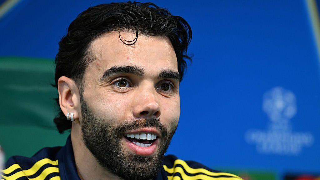 Faridatu001's tweet photo. 🚨🧤 | David Raya fully focused despite Golden Glove success

🗣️ “Winning the Golden Glove is nice, but the main objective is not finished yet.”

🗣️ “This isn’t about personal awards — it’s about winning titles.”

🗣️ “I have to stay even more focused and serious for the remaining games.”

🗣️ “A Golden Glove gives you recognition… but trophies are what truly matter.”