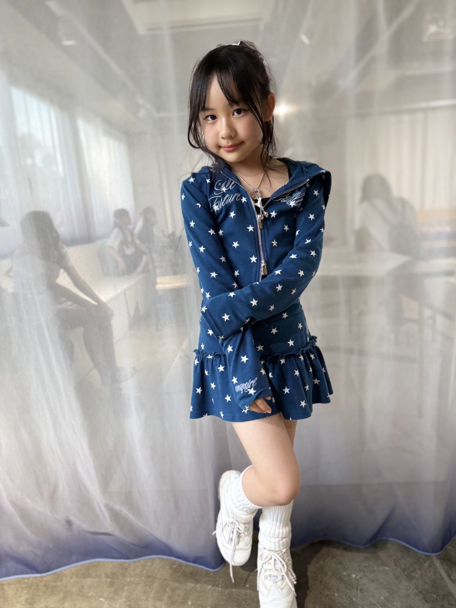 ★໒꒱ページ 後ろに移ってるモデルさん達がとってもいい感じ🧡🧡