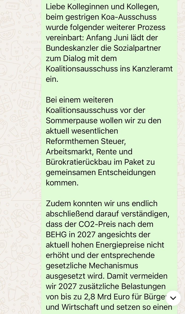 K_Moessbauer's tweet photo. ***Konzertierte Aktion & Paket-Lösung***

➡️ Die Rufe nach KA waren laut zuletzt. Nun will Merz die Sozialpartner Anfang Juni zumindest zum Dialog in den KoaA ins Kanzleramt einladen.

➡️ Außerdem: Schritt-für-Schritt-Lösung ist vom Tisch, dafür das große Paket zurück. 
 
„Bei einem weiteren Koalitionsausschuss vor der Sommerpause wollen wir zu den aktuell wesentlichen Reformthemen Steuer, Arbeitsmarkt, Rente und Bürokratierückbau im Paket zu gemeinsamen Entscheidungen kommen“, schreiben Jens Spahn und Alexander Hoffmann an die Unions-MdBs.

@ThePioneerDe