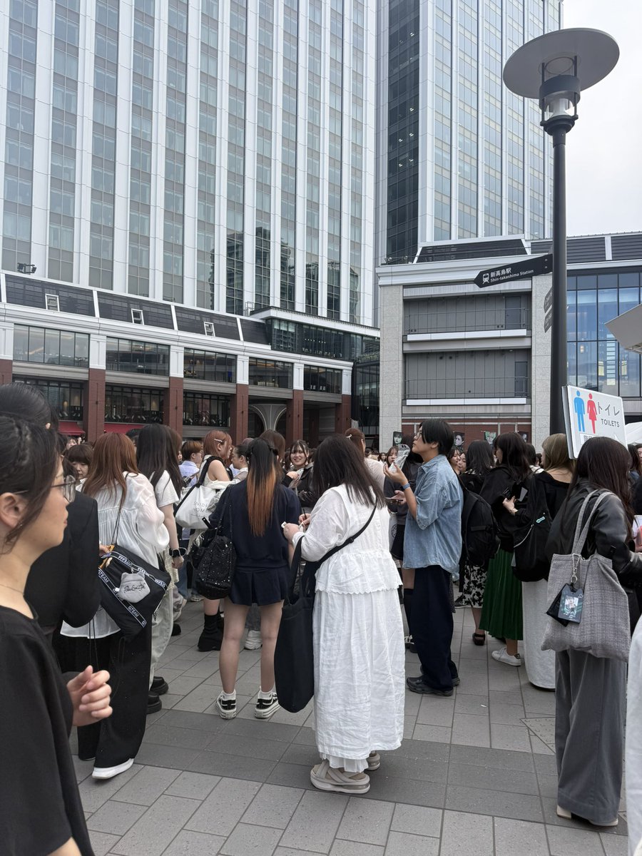 las__25's tweet photo. @s_jor_en キッチンカー横の階段前にいます。 https://t.co/K80RiVwROb