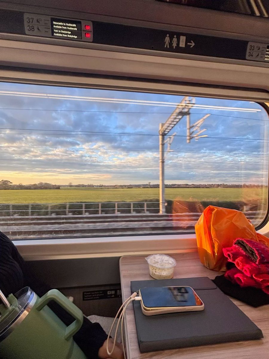 Elyvanaa's tweet photo. Window seats are the best https://t.co/evWOAk8goE
