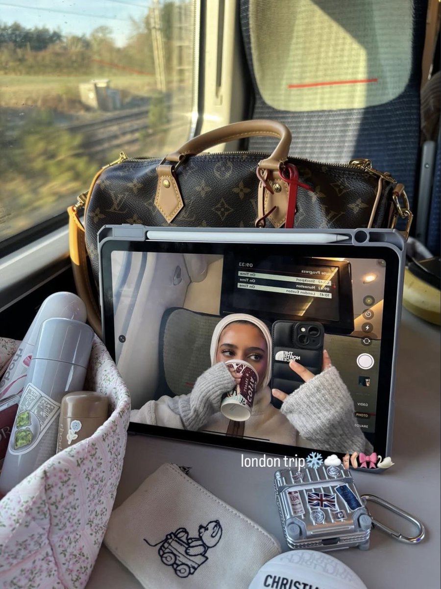 Elyvanaa's tweet photo. Window seats are the best https://t.co/evWOAk8goE