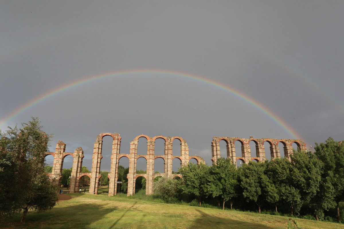 ayto_merida's tweet photo. 🌈 El Acueducto de los Milagros nos regaló ayer por la tarde esta estampa tan espectacular 😍📷 https://t.co/VDlPYWM1Ws