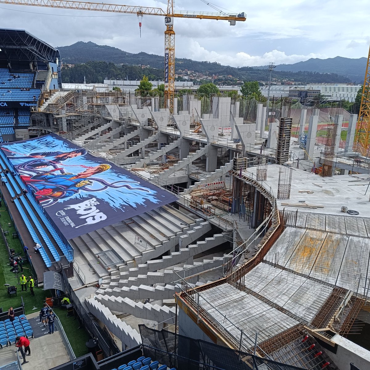 Rojiblanco1953's tweet photo. Las obras del Fondo Sur del Anxo Carro y las de la grada gol de Balaídos empezaron al mismo tiempo. Yo la verdad, no noto la diferencia… tú notas algo @ElenaCandiaLu?🤭 #forzalugo #lugo https://t.co/UHFhdUocIx
