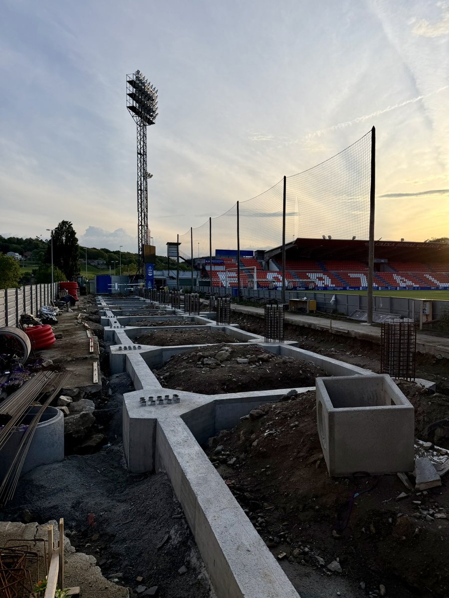 Rojiblanco1953's tweet photo. Las obras del Fondo Sur del Anxo Carro y las de la grada gol de Balaídos empezaron al mismo tiempo. Yo la verdad, no noto la diferencia… tú notas algo @ElenaCandiaLu?🤭 #forzalugo #lugo https://t.co/UHFhdUocIx