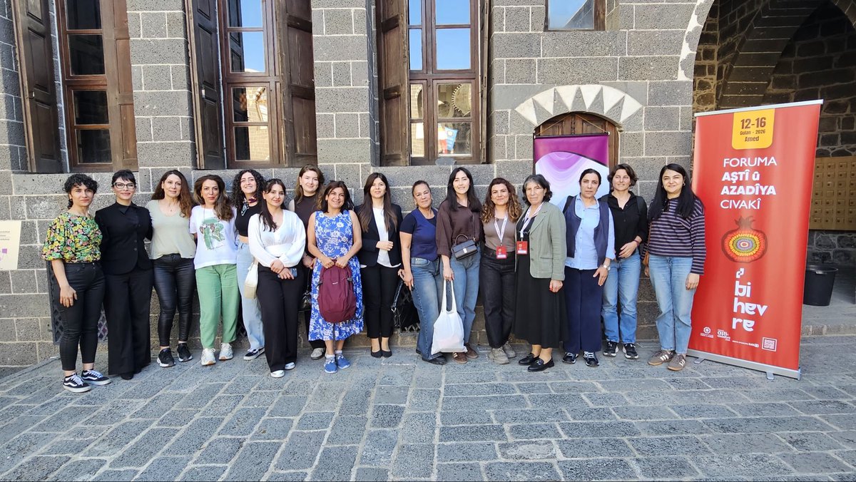 rosakadinderne1's tweet photo. Rosa Kadın Derneği olarak Diyarbakır Büyükşehir Belediyesi'nin ev sahipliğinde gerçekleşen Toplumsal Barış ve Özgürlük Forumu'nda 'Barış Sürecine Kadın Katılımı ve Toplumsal Cinsiyet Eşitsizliği' atölyesini gerçekleştirdik. Tüm katılımcılara teşekkür ederiz. https://t.co/Ad0UAja7qs