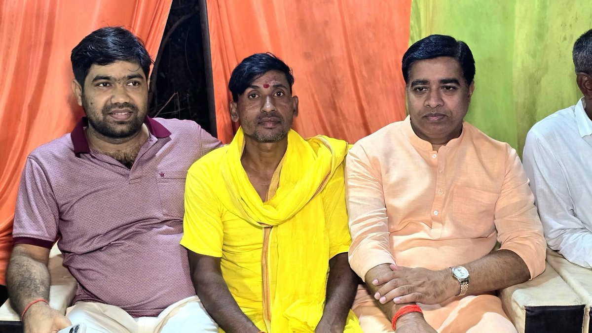 SanjayYadavBJP's tweet photo. कल सिकंदरपुर विधानसभा क्षेत्र अंतर्गत कोदई में श्री किरण राजभर जी के यहां के शुभ विवाह में शामिल होकर बधाई एवं शुभकामनायें दिया। https://t.co/xtVAVAF3MD
