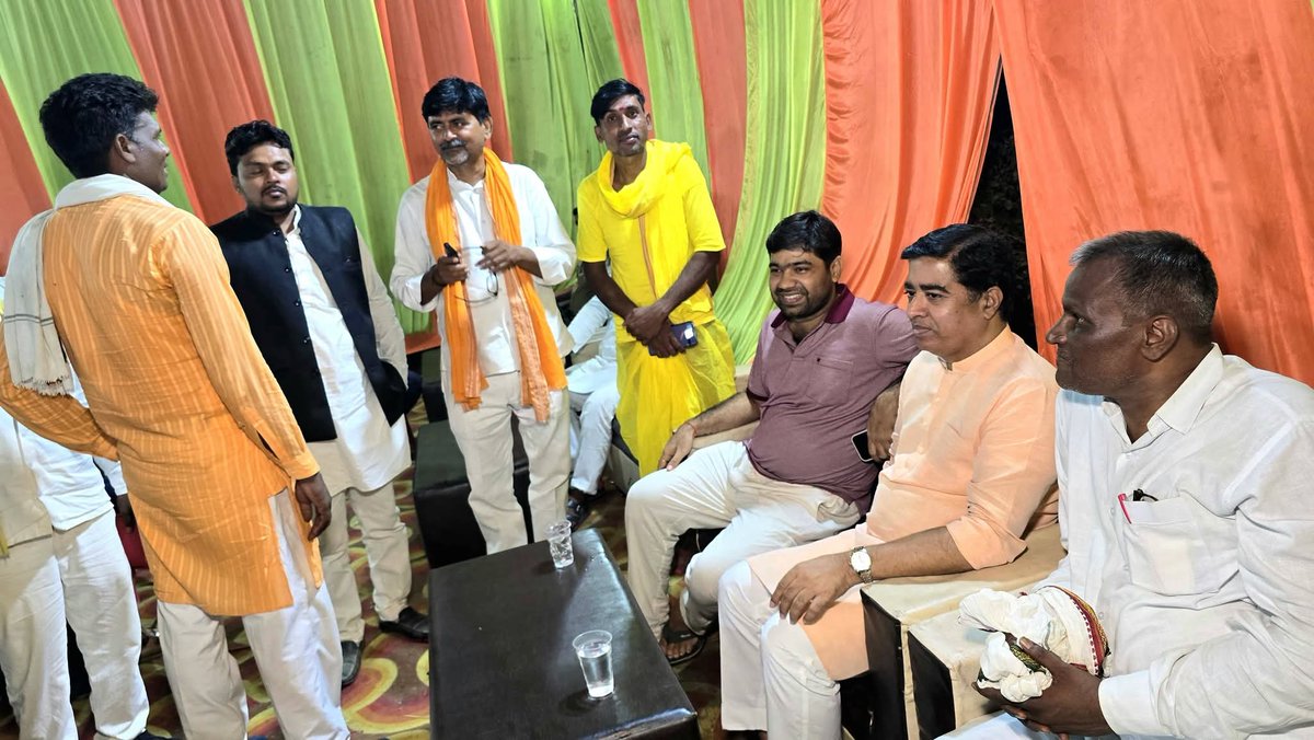 SanjayYadavBJP's tweet photo. कल सिकंदरपुर विधानसभा क्षेत्र अंतर्गत कोदई में श्री किरण राजभर जी के यहां के शुभ विवाह में शामिल होकर बधाई एवं शुभकामनायें दिया। https://t.co/xtVAVAF3MD