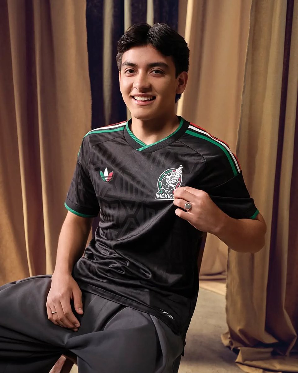 MikeQuJun's tweet photo. Le Mexique dévoile son troisième maillot pour la Coupe du Monde 2026 ❤️🤍
Notre note pour ce maillot : 9/10 
#mexico2026 #FootballJersey https://t.co/ZwrYcMxkQA