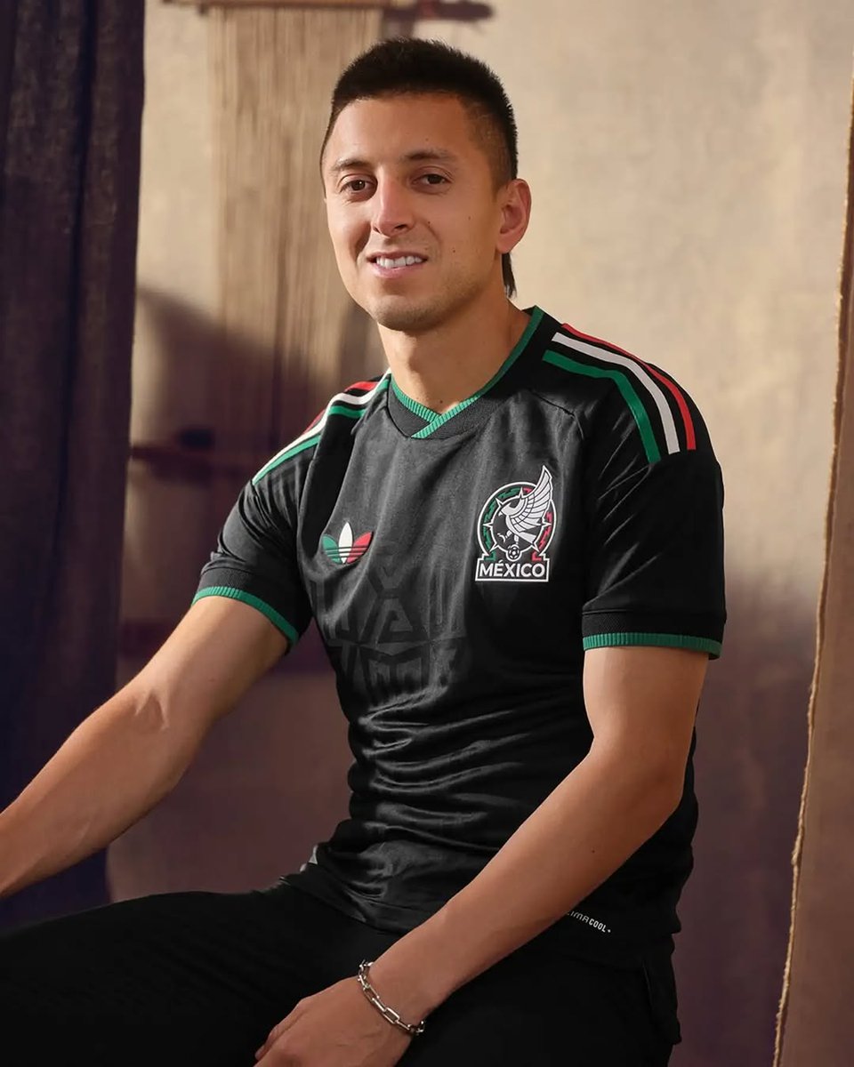 MikeQuJun's tweet photo. Le Mexique dévoile son troisième maillot pour la Coupe du Monde 2026 ❤️🤍
Notre note pour ce maillot : 9/10 
#mexico2026 #FootballJersey https://t.co/ZwrYcMxkQA