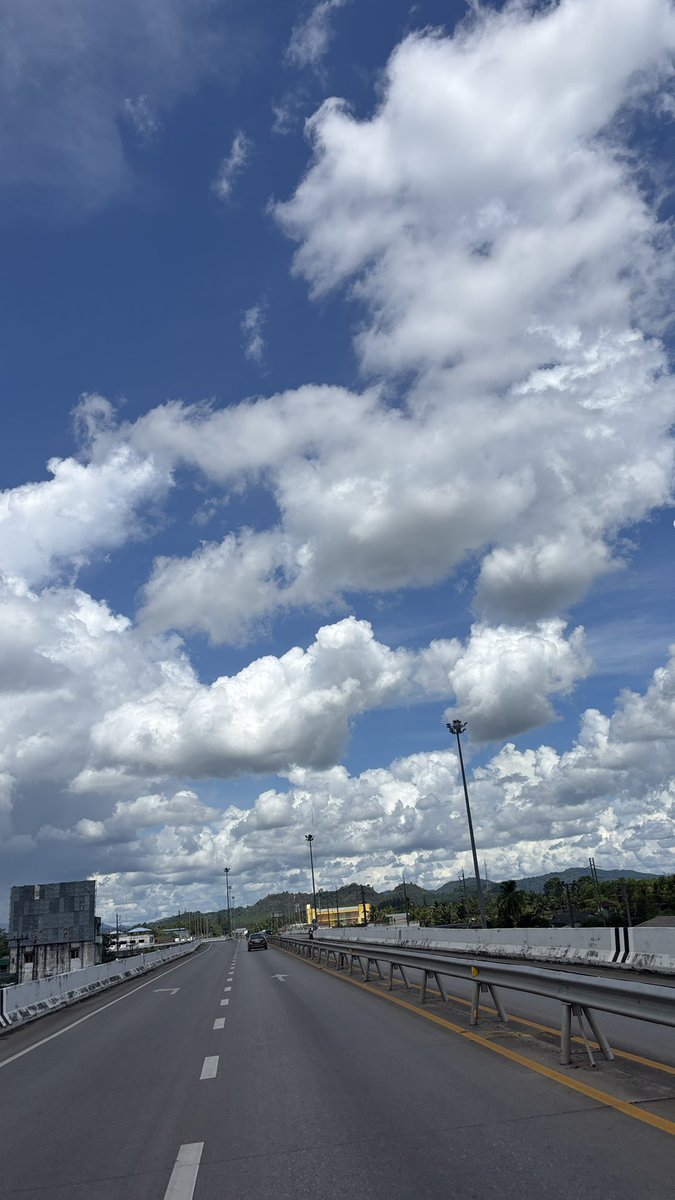 pesat_greeta's tweet photo. เป็นท้องฟ้าที่โคตรจะดีย์ ⛅️🌞 https://t.co/EERYjIz9zL