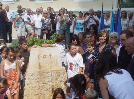 coexist_org's tweet photo. In 2007 and in cooperation with Bono of @u2 we installed two drinking fountains in Jardin de la Paix and Saint-Jean-Cap-Ferrat in the South of France. They still stand today and offer much needed relief to hikers and visitors of all walks of life. https://t.co/gJAGjVdywA