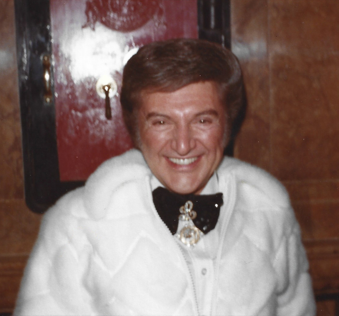 TweetingNeil's tweet photo. #Liberace, press and photo opportunity, the @LondonPalladium, 1977 https://t.co/mW70Fdr1Yb