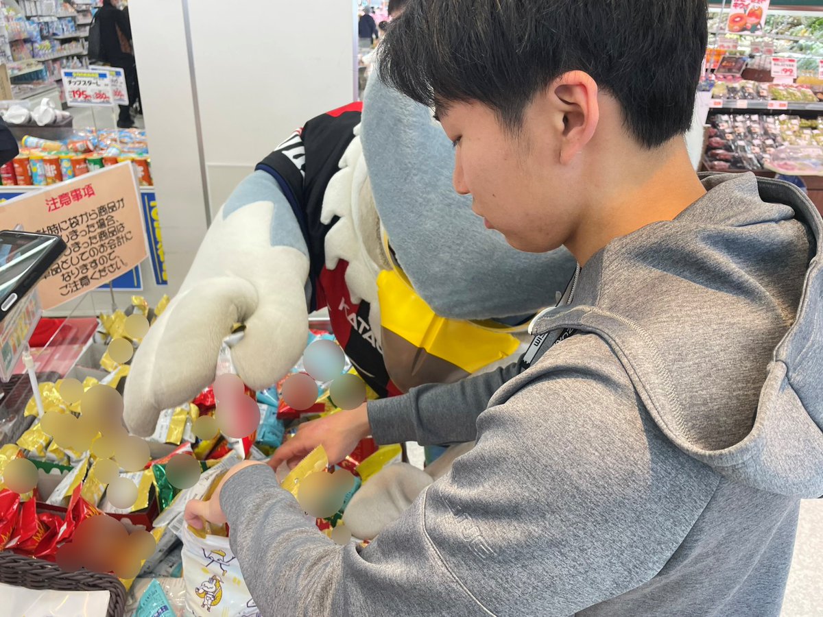 dolekun's tweet photo. スーパーアークス サウス店に行ってきたよ！🛒🦉

今回もたくさん会いに来てくれてありがとうね～🙌

お菓子詰め放題も楽しかった～🍬✨

#アークス #ラルズ
#consadole #コンサドーレ #ドーレくん https://t.co/TNZxZbsijM