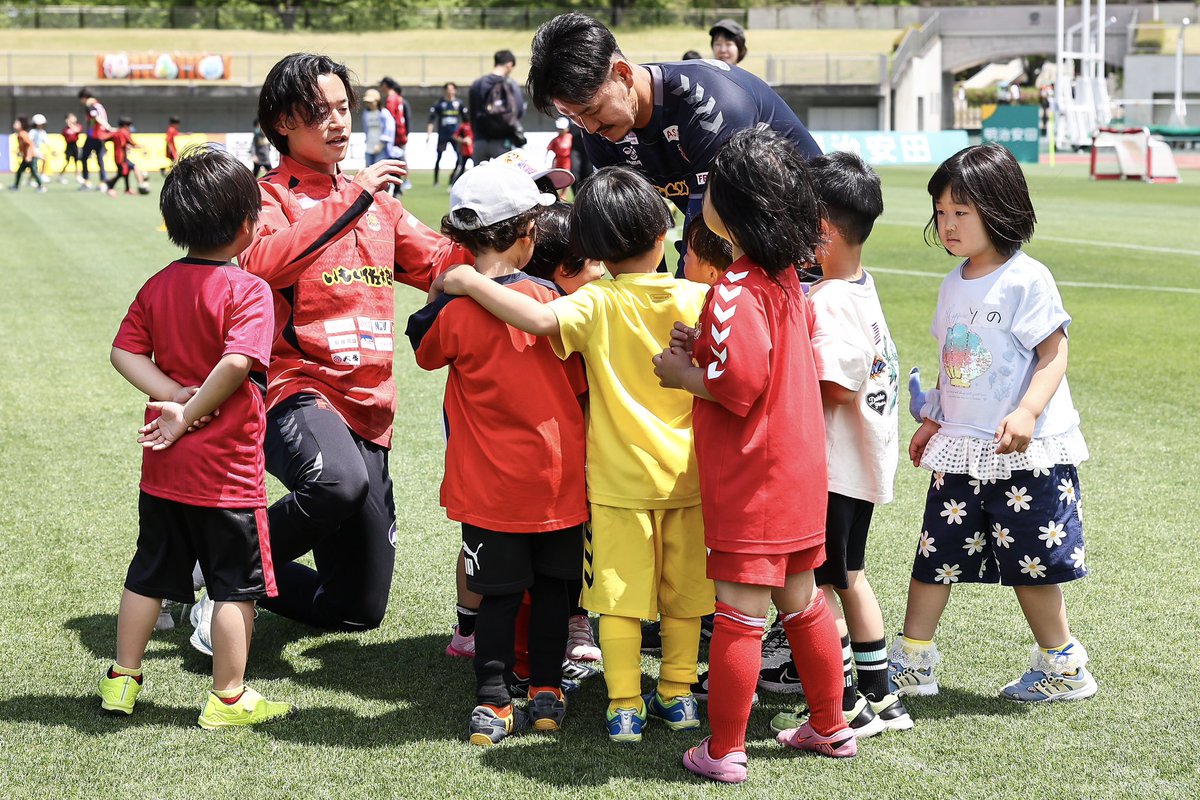 npofusc's tweet photo. 🔴ホームゲームサッカー教室⚫️
5/10(日)vs磐田の前座で親子50組のの皆さんとサッカー教室を行いました！！

この日は、なんと、TOPチームからも8名の選手が参加😳

親子の絆＋TOP選手との絆も深められた特別な時間でした☺️

#晃建設
#福島ユナイテッド
#サッカー教室
#親子 https://t.co/jsbqRn9FDR