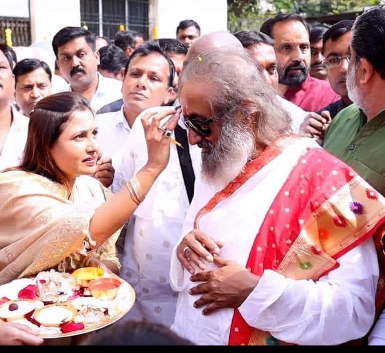 PranitaDeore's tweet photo. थोर आध्यात्मिक गुरु,'आर्ट ऑफ लिव्हिंग'चे प्रणेते गुरुदेव श्री श्री @Gurudev जी यांना जन्मदिवसाच्या मनःपूर्वक शुभेच्छा !
@OfficeOfGurudev
गुरुदेवांना उत्तम आरोग्य आणि उदंड ��युष्य लाभो,ही आई तुळजाभवानी चरणी प्रार्थना.
#HappyBirthdayGurudev #jaygurudev
#shreeshreeravishankar
#श्रीश्रीरविशंकर #ArtOfliving