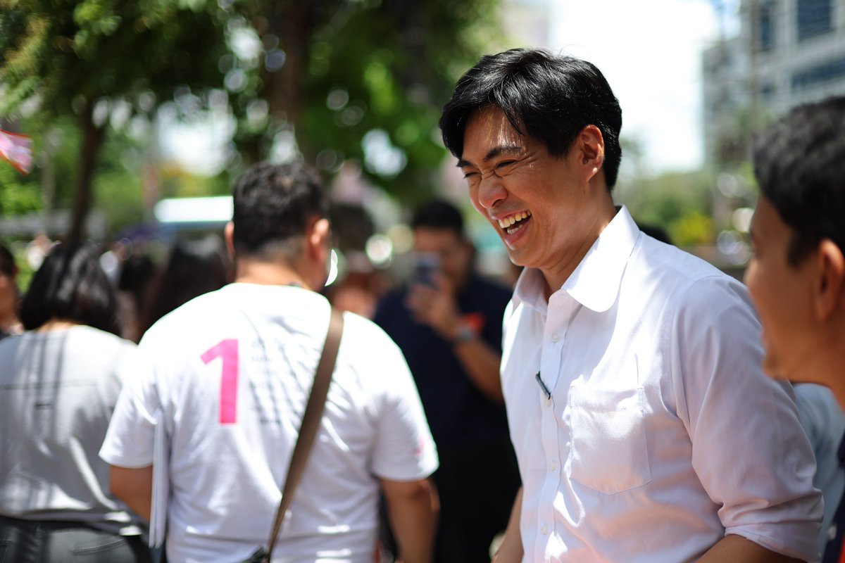 ChaiwatPublic's tweet photo. ทำอย่างไรให้กรุงเทพเป็นเมืองที่เดินทางง่าย by โจ ชัยวัฒน์
.
วันนี้มาสำรวจในเขตห้วยขวาง พร้อมกับ ปภาวิน ติณณ์พิพัฒน์โสภณ ว่าที่ผู้สมัคร ส.ก. ของพรรคประชาชน โดยได้เดินทางไปที่ตลาดเมืองไทยภัทร ตลาดนัดขนาดใหญ่ของชาวออฟฟิศครับ
.
พื้นที่ห้วยขวาง นอกจากจะเป็นย่านที่อยู่อาศัยของผู้คนจำนวนมากแล้ว ยังเป็นพื้นที่ที่มีบริษัทและสำนักงานต่าง ๆ ตั้งอยู่จำนวนมาก ทำให้มีพนักงานออฟฟิศใช้ชีวิตและสัญจรอยู่ในพื้นที่แห่งนี้ทุกวันครับ
.
หนึ่งในปัญหาสำคัญที่กระทบต่อการใช้ชีวิตของทั้งชาวออฟฟิศและคนกรุงเทพฯ คือเรื่องการเดินทาง ที่ทำให้หลายคนรู้สึกว่า ‘กรุงเทพ เป็นเมืองที่เข้าถึงยาก’ แม้ว่ากรุงเทพฯ จะมีระบบขนส่งสาธารณะที่ทันสมัยและครอบคลุมกว่าหลายจังหวัด แต่ในความเป็นจริง คนกรุงเทพจำนวนมากก็ยังรู้สึกว่าเดินทางได้ไม่สะดวก ประชาชนยังเลือกใช้รถยนต์ส่วนบุคคลสูงถึง 79.5%
.
ผมมองว่าปัญหาสำคัญคือ การเข้าถึง ที่ยังทำได้ยาก อย่างรถไฟฟ้า แม้จะมีการขยายเส้นทางครอบคลุมมากขึ้น แต่ค่าโดยสารก็ยังสูงเกินไปสำหรับคนจำนวนมาก โดยงานวิจัยของ ISEAS – Yusof Ishak Institute ประเทศสิงคโปร์ เรื่องค่าโดยสารรถไฟฟ้าสาธารณะในกรุงเทพฯ และการกำหนดค่าตั๋วสูงสุด พบว่า ค่าโดยสารเมื่อเทียบกับค่าจ้างขั้นต่ำรายชั่วโมงของคนกรุงเทพฯ อยู่ที่ประมาณ 34-250% ขณะที่สิงคโปร์อยู่เพียง 7-24% เท่านั้น
.
ข้อเสนอของพรรคประชาชน คือการลดค่าโดยสารรถประจำทางและรถไฟฟ้าครึ่งราคา สำหรับนักเรียนและผู้ใช้บริการขนส่งสาธารณะในช่วงก่อนเวลา 06.30 น. พร้อมผลักดันระบบค่าโดยสารร่วมและตั๋วร่วม ร่วมกับรัฐบาล ตาม พ.ร.บ.การบริหารจัดการระบบตั๋วร่วม พ.ศ. 2568 เพื่อช่วยลดภาระค่าใช้จ่ายและทำให้การเดินทางของคนกรุงเทพฯ ง่ายขึ้น
.
นอกจากนี้ หากอยากให้คนกรุงเทพฯ หันมาใช้ระบบขนส่งสาธารณะมากขึ้น ก็ต้องทำให้การใช้งาน “ง่ายและสะดวก” มากกว่านี้ ไม่ใช่แค่เรื่องราคา แต่รวมถึงการเข้าถึงบริการด้วย เช่น การเพิ่มรถโดยสารสาธารณะ (Feeder) ในเส้นทางที่มีศักยภาพ พร้อมผลักดันข้อเสนอต่อกรมการขนส่งทางบก รวมถึงยกระดับป้ายรถโดยสารประจำทางให้ได้มาตรฐานมากขึ้น เพื่อให้ประชาชนใช้งานได้อย่างสะดวกและปลอดภัย ทุกป้ายควรมีเก้าอี้ มีหลังคากันแดดกันฝน และในอนาคตควรมีการพัฒนาโมเดลป้ายรถโดยสารติดเครื่องปรับอากาศด้วย
.
สิ่งเหล่านี้เกิดขึ้นได้ครับ หากกรุงเทพฯ ได้รับการบริหารแบบฟูลทีม ทั้ง สส. 33 เขต ส.ก. 50 เขต และทีมบริหาร กทม. ของพรรคประชาชน เราสามารถทำให้ ‘การเดินทางของคนกรุงเทพเป็นเรื่องง่าย’ ได้จริงครับ
.
#กรุงเทพง่ายๆ #BangkokMadeEasy #ผู้ว่าประชาชน #โจชัยวัฒน์