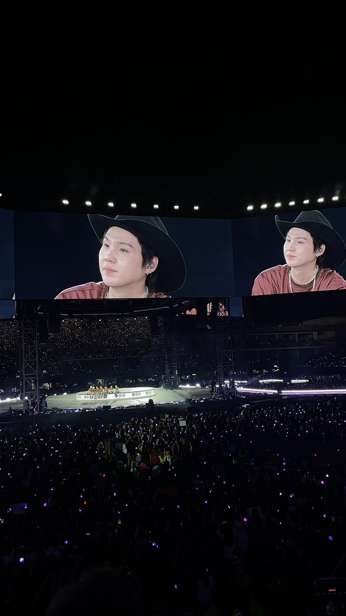 kkkcsc's tweet photo. Fui al concierto de bts, vi en persona y respire el mismo aire que el amor de mi vida, yoongi es lo más hermoso del mundo, como sigo viviendo después de esto ??? 😭 https://t.co/w78RGGuY3p