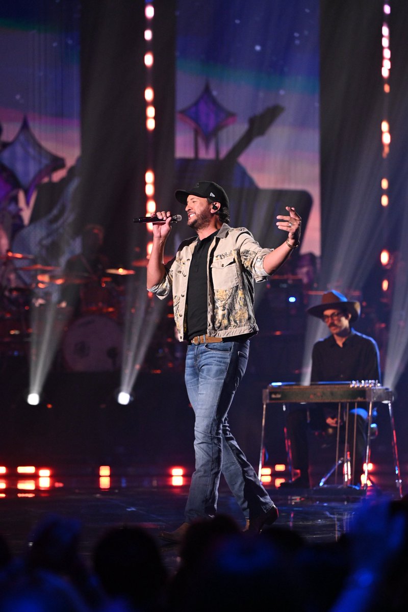 luke_bryan720's tweet photo. Closing out this season on such a high note! Congratulations to our #idol Season 9 winner Hannah Harper. I could tell from the beginning you were gonna make us proud. https://t.co/fekO8HqlIy