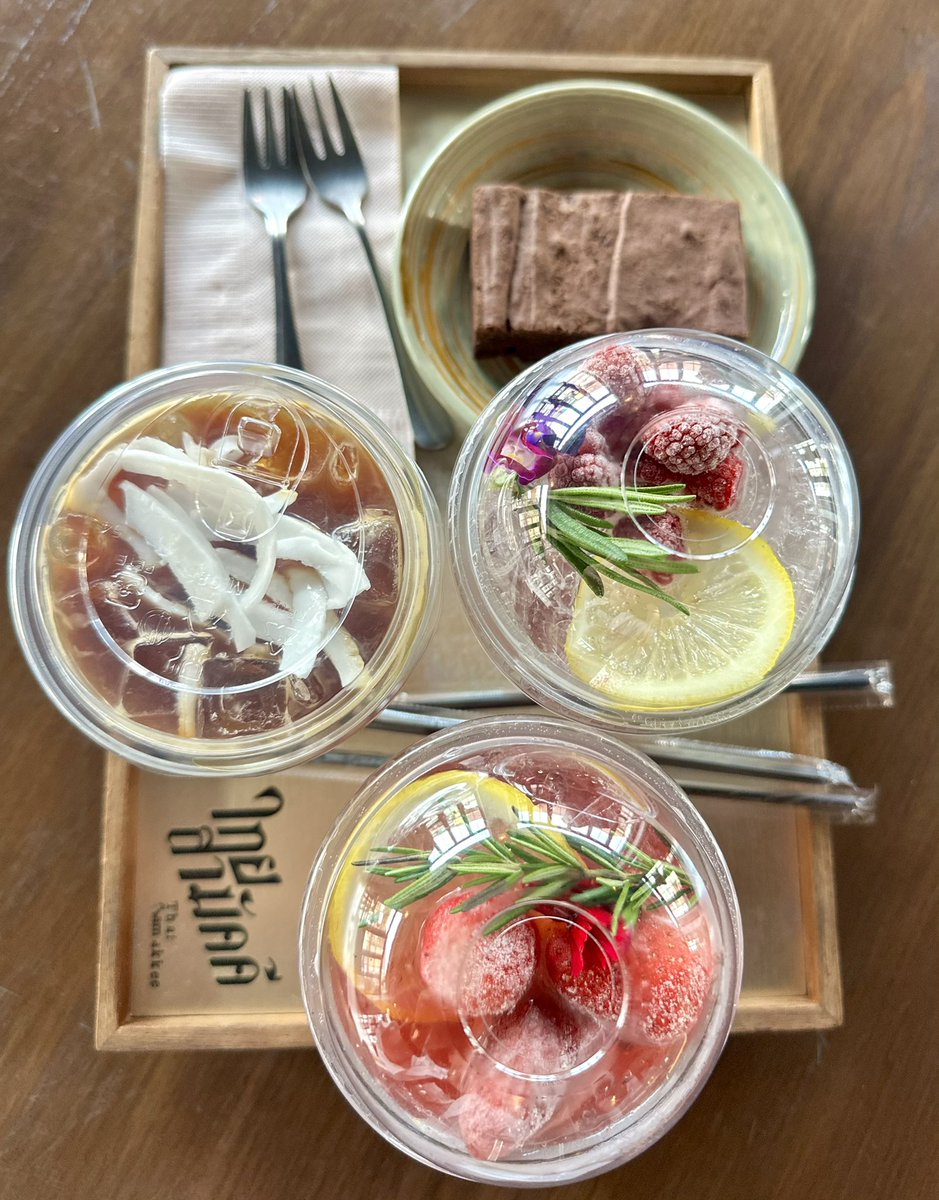pilgrim_base's tweet photo. วันนี้มีอบรมเบาๆ ระหว่างพักเที่ยง ขอมาเติมคาเฟอีน &amp; ของหวานสักเล็กน้อย… 😁😁😁🥤🥤🥤🍪🍪🍪 #ไทยสามัคคี #นครพนม https://t.co/3uJXaRhX1H