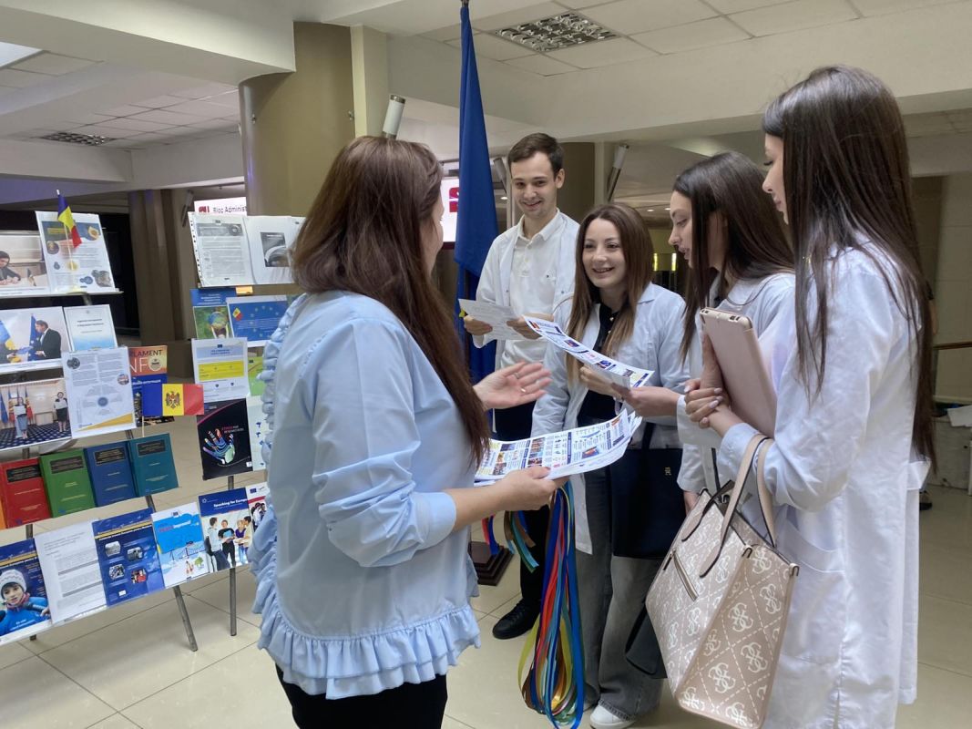 BSM_USMF's tweet photo. Cu prilejul Zilei Europei, Centrul de Informare Europeană din cadrul BȘM a USMF „Nicolae Testemiţanu” a organizat  activități dedicate promovării valorilor europene și accesului la informație de calitate, sub genericul „O Europă sănătoasă începe cu oameni informaţi”. https://t.co/EFVr2OvdFG