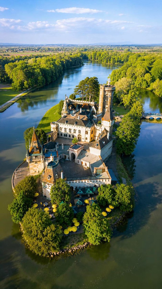 earthviewss1's tweet photo. Franzensburg Castle, Austria 🇦🇹 https://t.co/sBjGVcPtGc