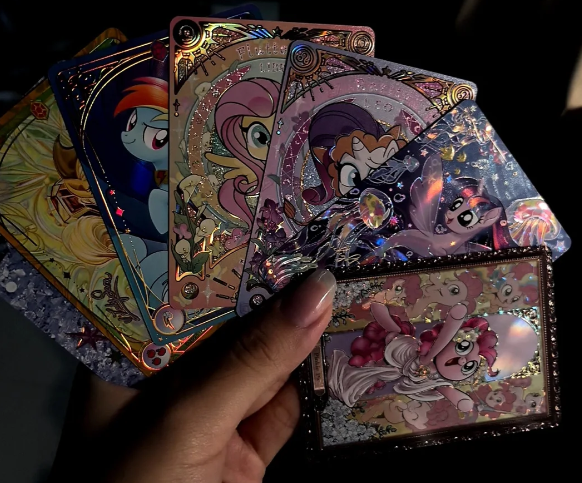 Gozzi1772404's tweet photo. My sister told me this is the MLP card she owns... it’s so stunning.#mlp #mlpcards #mylittlepony https://t.co/0WeEHdeLNM