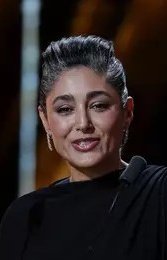 SirenesFR's tweet photo. 🔴 AFFAIRE DE LA GIFLE DE BRIGITTE | La Première dame aurait vu un échange dans le téléphone d’Emmanuel discutant avec une actrice iranienne, Golshifteh Farahani, que Macron trouvait "très jolie". Jalouse, elle l’aurait alors giflé. 🫣👋 (Paris Match) https://t.co/u20YMFbGpi