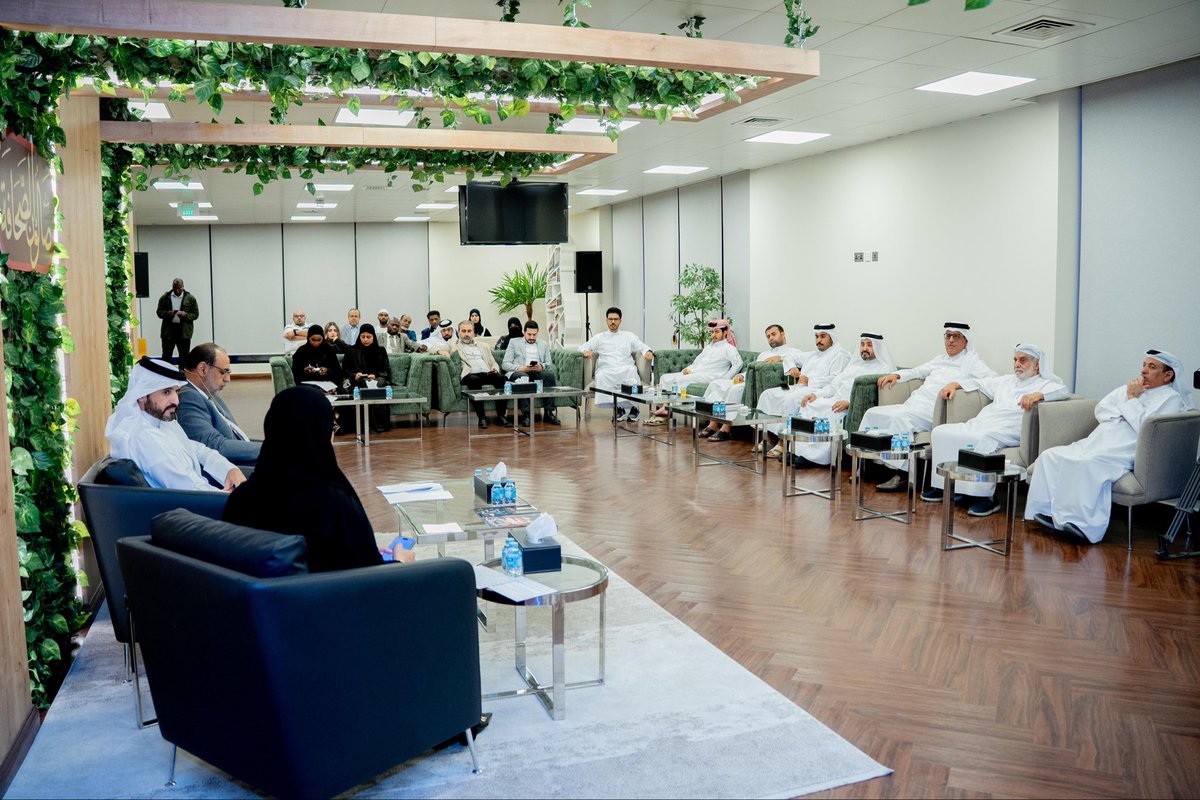 QatarPressC's tweet photo. المركز القطري للصحافة يستعرض أهداف الموسوعة الإعلامية

د. محمد الخطيب: الموسوعة جاهزة وسيتم طرحها في معرض الدوحة للكتاب 

محمد سلعان المري: إطلاق «جائزة التربية الإعلامية» لترسيخ ثقافة الوعي الإعلامي.. قريباً
 
الدوحة - 13 مايو 2026: 

نظّم المركز القطري للصحافة جلسة نقاشية إثرائية ضمن جلسات «صالون الصحافة»؛ لمناقشة دور وأهمية الموسوعة الإعلامية التي أطلقتها المؤسسة القطرية للإعلام، بهدف تفسير معاني المصطلحات، ووضع النقاط على الحروف في زمن التطور والانتشار الرقمي.

شارك في الجلسة الدكتور محمد الخطيب، رئيس اللجنة العلمية للموسوعة الإعلامية، والأستاذ محمد سلعان المري، المشرف العام على الموسوعة الإعلامية.
أدارت الجلسة- التي أُقيمت في قاعة "عبد الله بن حسين النعمة" - الإعلامية عائشة الكواري، بحضور عدد من الصحفيين والإعلاميين والأكاديميين والطلبة، إضافةً إلى المهتمين بالشأن الثقافي والإعلامي.

قراءة جديدة

في مستهل حديثه، أوضح الدكتور محمد الخطيب، أن فكرة إنشاء الموسوعة انطلقت من إدراك عميق لفوضى المصطلحات في زمن التحولات الرقمية المتسارعة؛ حيث باتت المفاهيم تُستورد وتُعاد فلسفتها بعيداً عن حقيقتها المعرفية والتاريخية، وأحياناً تُصاغ خارج سياقنا الحضاري والثقافي.

وأكد أن الموسوعة تقوم على مبدأ «رؤية الأشياء كما هي» لا كما تُزيَّف، عبر تقديم قراءة جديدة لبنية المفهوم الإعلامي: تفكيكاً وتتبعاً لمسيرته، وكشفاًلمسارات تشكّله، وصولاً إلى بناء فهم أكثر اتساقاً مع واقعنا. وكشف د. الخطيب أن الموسوعة ستكون جاهزة وسيتم طرحها في معرض الدوحة الدولي للكتاب. 

مرجع قطري - عربي

من جانبه، أكد الأستاذ محمد سلعان المري، أن مشروع الموسوعة يمثّل إضافة نوعية تعزّز حضور دولة قطر في المشهد الثقافي والمعرفي العربي، بوصفها دولة تبادر بإطلاق موسوعة إعلامية عربية ذات طابع أكاديمي وعلمي.

وأوضح أن الموسوعة لا تكتفي بجمع المصطلحات وتدوينها، بل تعمل على «هندسة» المعرفة الإعلامية وإعادة تقويمها وتصحيحها، من خلال تتبّع مسارات المفاهيم المتداولة في الإعلام الحديث وتقديمها ضمن إطار مرجعي منضبط يخدم القارئ العربي.
وبيّن أن المستفيدين من هذا المشروع يمتدون من الإعلاميين والأكاديميين إلى الطلبة والممارسين في الحقل الإعلامي، بما يرسّخ الحاجة إلى مرجع عربي موثوق يسهم في تطوير الفهم المهني والنظري للمفاهيم. 

للمزيد من التفاصيل: 

https://t.co/IIqAbTN0QI