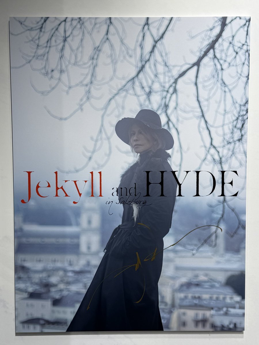 表紙のパネルのHYDEさんのサインでっかくて良き❤️ これ家に飾れたら