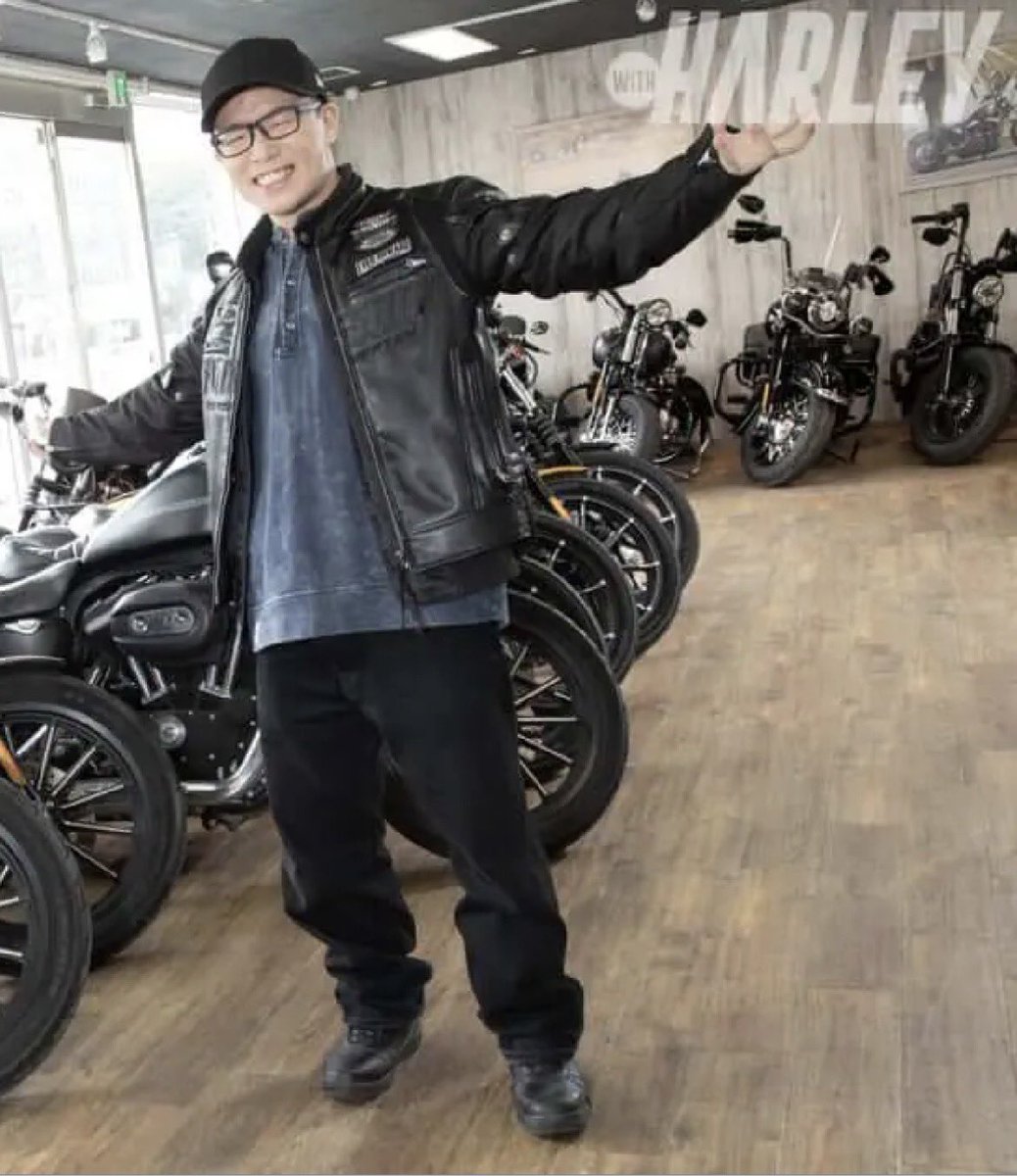 HarleyWith's tweet photo. バイク王公式アンバサダー ＠bikelifelab でありハーレーオーナーでもある ずま(虹色侍)さん @ZUMA_2416 に、スポーツスターに乗るべき理由を解説していただきました❗️

いま発売中のウィズハーレーvol.27にて記事になっている内容が、丸ごと無料で読めます🙌

webヤングマシンで読む
https://t.co/9UuWwoKi8l