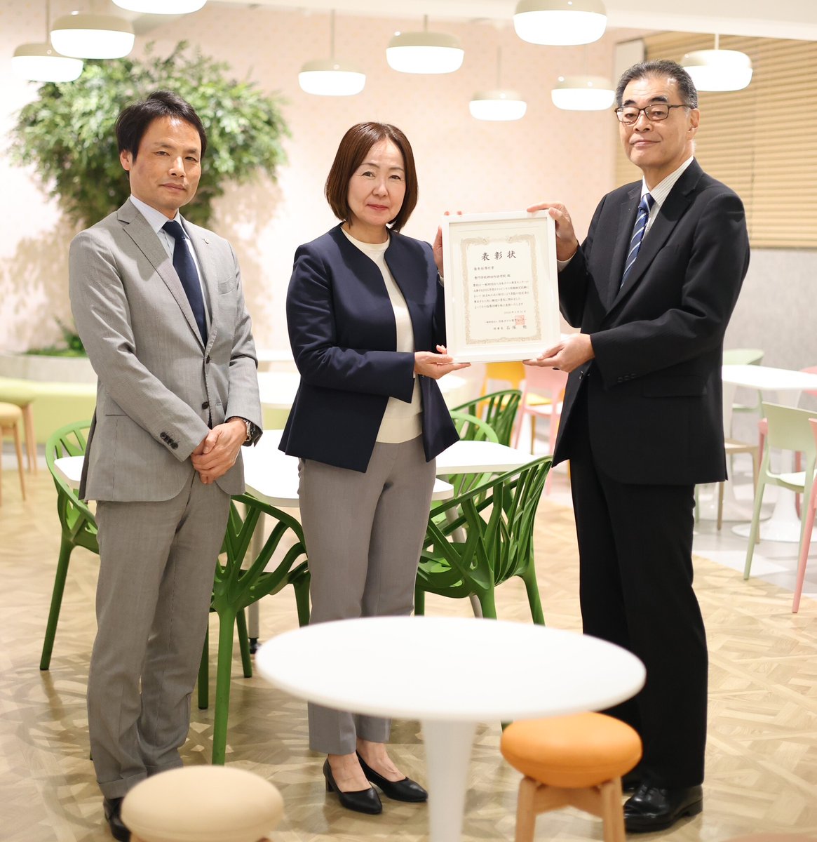 Kanda_KIFL's tweet photo. うれしいご報告✨

日本ホテル教育センターより、ホテルビジネス実務検定の「優秀指導校」として7年連続で表彰されました👏✨

ホテルコースでは、1年生全員がベーシックレベル2級を受験！
なんと2年連続で全員合格（認定率100％）を達成🌸

#神田外語学院 #KIFL #KIFLホテルコース https://t.co/9B2My2aPlp
