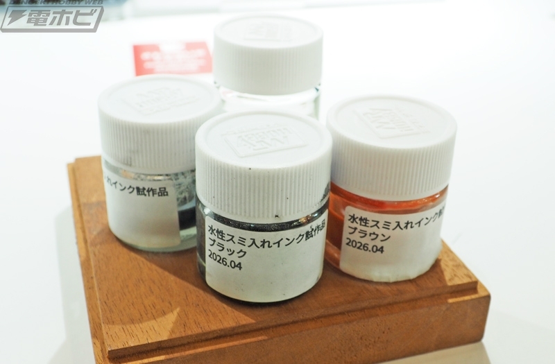 hobby_magazine's tweet photo. 水性スミ入れインク
参考出品

https://t.co/hZilJaCFDN

臭気を気にせず、またプラスチックの割れを気にせずにスミ入れを行うこと��できます。専用のうすめ液で希釈することで毛細管現象で流し込みも容易になります。

#静岡ホビーショー #塗装 https://t.co/rziWK2u4rx