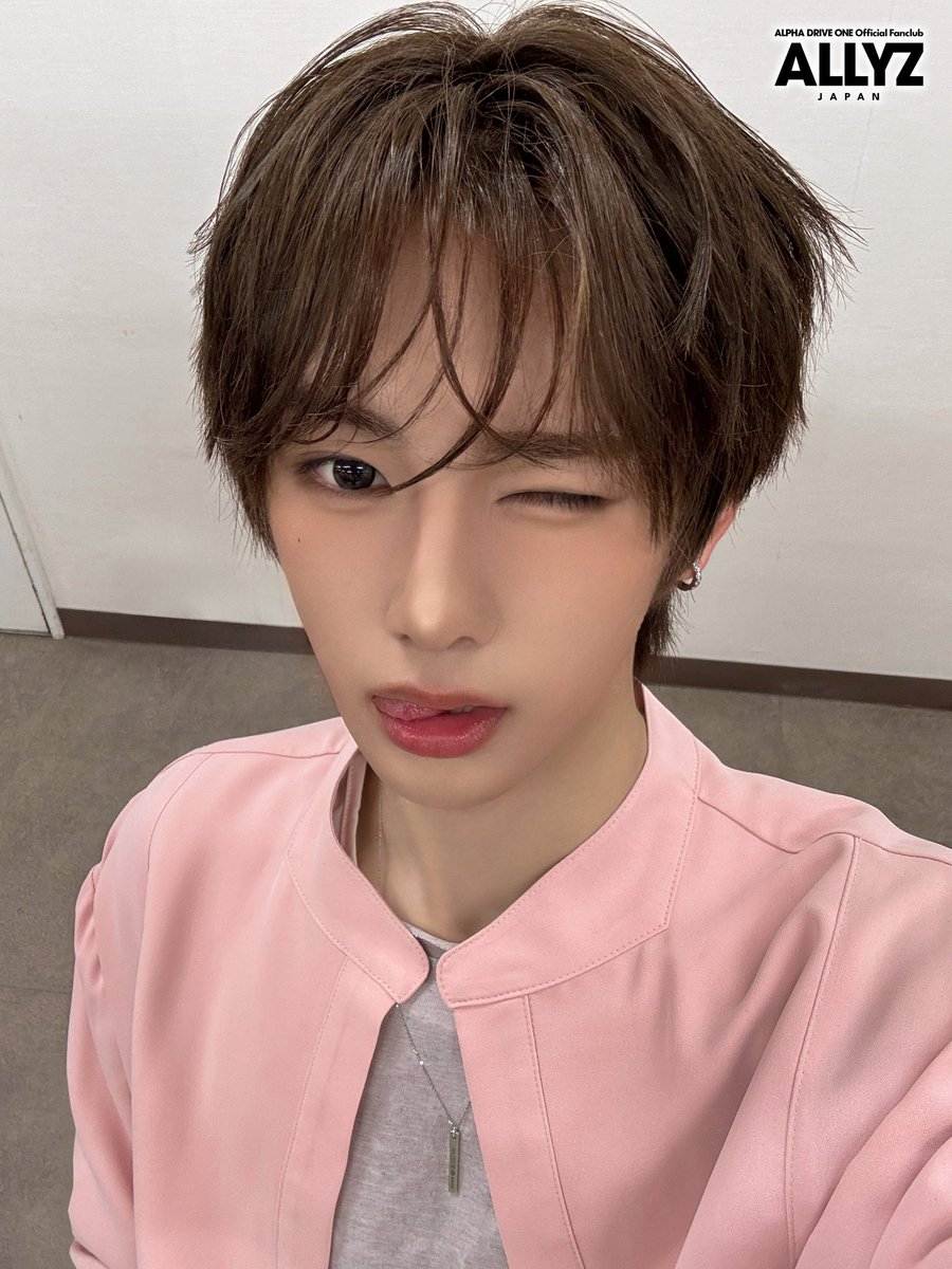 디어 tweet media