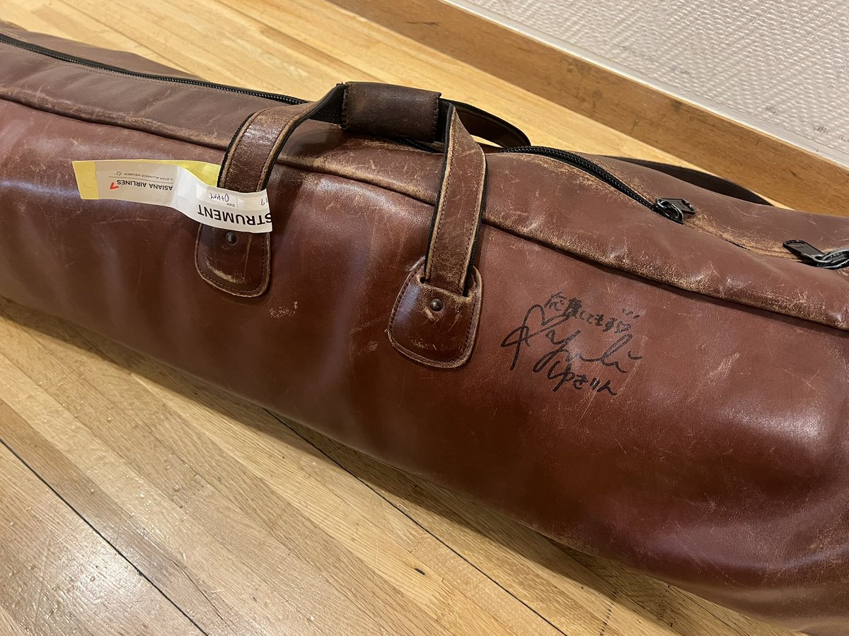 koujirou526's tweet photo. 柏木由紀さんのオーケストラコンサート、無事に終演いたしました。

リハーサルの段階から、彼女の佇まいは格別でした。オーケストラやスタッフの皆様一人ひとりに丁寧に挨拶をされ、細やかな気遣いと自然な品格が溢れ出る様子に、心を打たれました。ステージに立つ者としての真摯さと優雅さを兼ね備えたプロフェッショナリズムに、改めて深く尊敬の念を抱きます。

AKB48時代から透き通るような美しい歌声に魅了されてきましたが、生のオーケストラと響き合う彼女の歌声は、さらに格別でした。情感豊かでありながら決して力みを感じさせず、聴く者の心に静かに深く染み入る——まさに「歌うことの本質」を体現するアーティストだと実感しました。

このコンサート参加のためにアメリカから帰国した甲斐が、確かにありました。彼女と共演できたことは、私にとって大切な音楽人生の宝物です。

柏木由紀さん、本当にありがとうございました。
そして、素晴らしくオケを導いてくれた佐々木マエストロもありがとうございます☺️
このコンサートが、会場にお越しいただいた皆様にとって、温かく美しい時間となりましたことを心より願っております。

楽器ケースにサインをいただきました✨