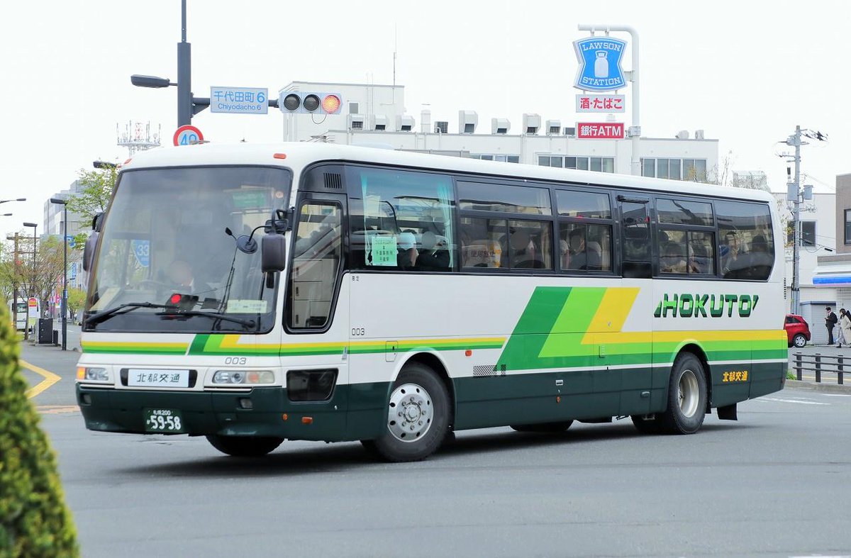 trans58851's tweet photo. 北都交通
札幌200か5958
車番003
KC-MS829P改
1998年式

淡路交通「神戸200か58」、江若交通「滋賀200か853」を経て2024年8月に登録。現在も中扉の閉鎖や階段の撤去は行われていない模様。ラピダスの従業員送迎バスとして活躍しています。 https://t.co/KmD3REjKvI